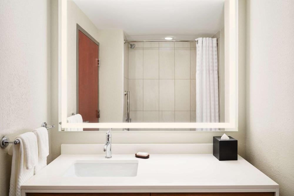 Two-Room Queen Suite with Two Queen Beds and Bath Tub - Disability Access interior